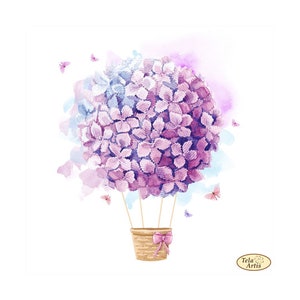 Può includere: Un dipinto ad acquerello di una mongolfiera fatta di ortensie viola e blu con un cestino legato con un nastro rosa. Farfalle volano intorno alla mongolfiera.