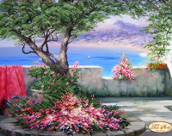 Puede incluir: Una pintura que representa una escena mediterránea con vistas al mar y las montañas. Un paño rojo cuelga de una pared, y hay flores rosas en macetas. La pintura está firmada "Tela Artes" y "Tati Apune".