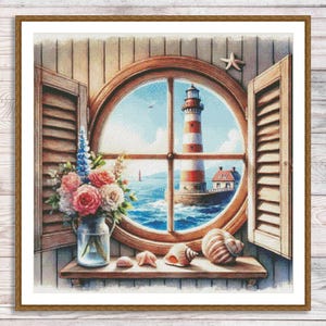 以下が含まれることがあります： 額縁に入った水彩画は、海岸の風景を描いています。丸い窓は、赤と白のストライプの灯台を囲み、青い海と空が広がっています。花瓶に入った花と貝殻が木の棚に置かれています。開いたシャッターとヒトデが航海のテーマを完成させています。