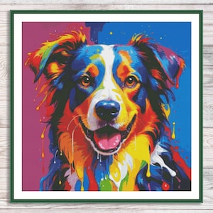 Puede incluir: Una pintura abstracta colorida de un perro con salpicaduras de pintura. El perro es un border collie con la cara blanca y el pelo marrón y negro. El fondo es una mezcla de azul, morado y amarillo.