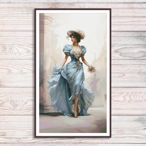 Può includere: Una donna in un abito azzurro chiaro con un grande cappello e guanti cammina per strada. L'abito ha una gonna a balze e un corpetto aderente. La donna indossa un cappello bianco con un nastro blu.