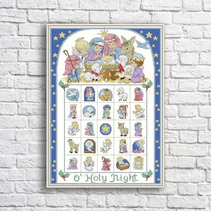 Può includere: Uno schema di ricamo a punto croce che rappresenta una scena della Natività con Maria, Giuseppe, Gesù bambino, angeli e animali. Lo schema include una griglia di 25 immagini più piccole che rappresentano vari elementi della storia della Natività. Lo schema è intitolato "O' Holy Night".