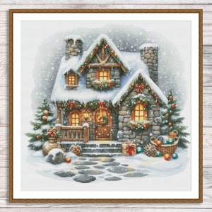 Könnte beinhalten: Ein schneebedecktes Steinhaus mit einer Holztür und Fenstern, geschmückt mit Weihnachtslichtern, Kränzen und Girlanden. Vor dem Haus stehen zwei Weihnachtsbäume und ein Weg aus Steinstufen führt zur Haustür.