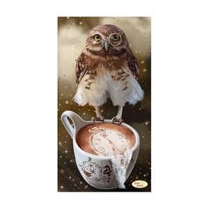 Op de afbeelding: Een bruine uil met ronde bril zit op de rand van een witte koffiekop. De koffie in de kop heeft een klokvormig ontwerp in het schuim. De achtergrond is bruin en goudkleurig met een lichte witte besprenkeling.