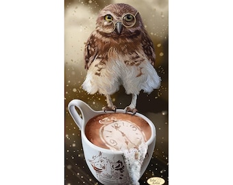 Op de afbeelding: Een bruine uil met ronde bril zit op de rand van een witte koffiekop. De koffie in de kop heeft een klokvormig ontwerp in het schuim. De achtergrond is bruin en goudkleurig met een lichte witte besprenkeling.