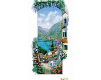 Puede incluir: Una pintura colorida representa una vista escénica del lago italiano. Un arco, adornado con glicinias moradas, enmarca un lago azul y montañas distantes. Un balcón con flores y una mesa para dos son visibles. La pintura tiene el logo "Tela Artis".