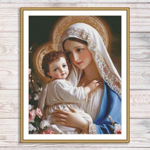 Pode incluir: Uma obra de arte religiosa emoldurada retrata uma mulher com véu branco e túnica azul segurando uma criança. A obra apresenta um halo dourado e uma paleta de cores suaves com flores rosa e brancas ao fundo.