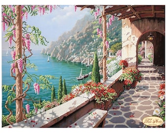 Puede incluir: Una pintura de un patio de piedra con vistas a un océano azul y montañas verdes. El patio tiene un arco de piedra, una pared de piedra y un banco de piedra. Hay flores rosas y plantas verdes creciendo en el patio. La pintura es de estilo realista.