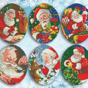 Könnte beinhalten: Sechs runde Weihnachtskugeln mit verschiedenen Weihnachtsmotiven, auf denen der Weihnachtsmann zu sehen ist. Die Kugeln sind in den Farben Rot, Grün, Weiß und Blau verziert. Der Weihnachtsmann ist beim Schreiben einer Liste, beim Schlittenfahren, beim Schmücken eines Baumes und beim Interagieren mit einem Rentier zu sehen.