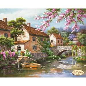 Puede incluir: Una pintura que representa una pintoresca escena de pueblo con un puente de piedra sobre un río. Las casas están pintadas en tonos cálidos con enredaderas verdes que crecen por las paredes. Un pequeño bote flota en el agua. La escena está enmarcada por un exuberante árbol verde y un árbol rosa en flor.