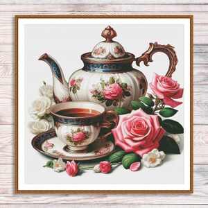Puede incluir: Una tetera de porcelana vintage con diseños florales y una taza de té a juego llena de té, rodeada de rosas rosas y flores blancas.