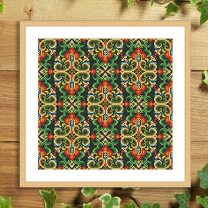 Op de afbeelding: Een ingelijst afdruk van een kleurrijk, ingewikkeld patroon met herhalende bloemmotieven in tinten rood, geel, groen en blauw op een zwarte achtergrond.