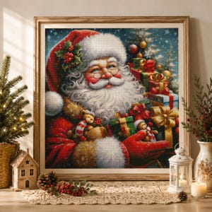 Può includere: Un dipinto a diamante incorniciato raffigurante Babbo Natale con la barba bianca, che indossa un cappello e un cappotto rossi, mentre tiene in mano regali incartati e un piccolo orsacchiotto. Lo sfondo mostra una scena notturna innevata.