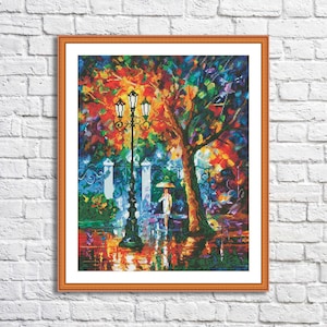 Op de afbeelding: Een kleurrijk schilderij van een straatbeeld met een lantaarnpaal, een boom en een persoon die met een paraplu loopt. Het schilderij is gemaakt in een stijl die doet denken aan impressionisme, met gedurfde penseelstreken en levendige kleuren.