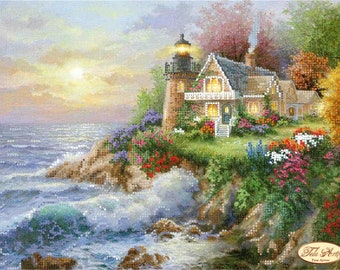 Puede incluir: Una pintura de una casa blanca con un faro en un acantilado con vistas a un océano azul. La casa tiene un techo rojo y está rodeada de árboles verdes y flores. El sol se está poniendo en el fondo, proyectando un cálido resplandor sobre la escena.