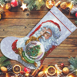 Weihnachtsstrumpf Weihnachtsmann mit Glaskugel Kreuzstichvorlage Zählmuster Weihnachtsmann Stickerei XStitch Embroidery Needlepoint Chart Sofortiger download Bild 5