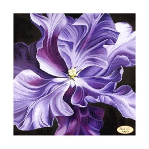 Può includere: Primo piano di un fiore viola con un centro bianco. Il fiore è fatto di perline ed è posto su uno sfondo nero. L'immagine è firmata "Tela Artis" in basso a destra.