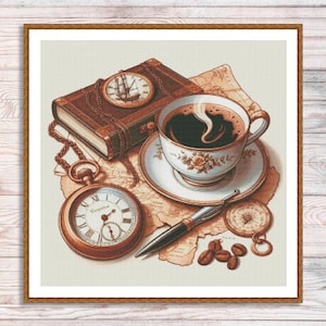 Op de afbeelding: Illustratie van een vintage scène met een kopje koffie, een zakhorloge, een boek en een pen. De koffiekop staat op een schotel met bloemmotieven. Een kompas en koffiebonen zijn ook aanwezig. Warm kleurenpalet met bruin- en crèmetinten.