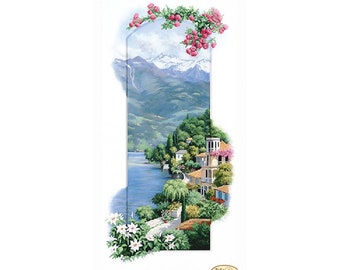 Puede incluir: Pintura de acuarela enmarcada que representa un pintoresco pueblo italiano junto al lago. La obra presenta un lago azul, colinas verdes, montañas cubiertas de nieve y edificios con tejados de tejas rojas. Un arco floral con rosas rosas enmarca la parte superior de la escena.