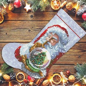 Weihnachtsstrumpf Weihnachtsmann mit Glaskugel Kreuzstichvorlage Zählmuster Weihnachtsmann Stickerei XStitch Embroidery Needlepoint Chart Sofortiger download Bild 7