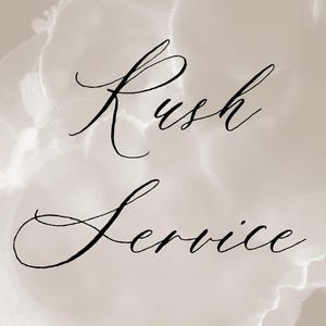 Op de afbeelding: Een abstract ontwerp met een beige en witte aquareleffect achtergrond. De woorden "Rush Service" zijn geschreven in elegant zwart cursief schrift. Het ontwerp bevat het "MP Design" logo.