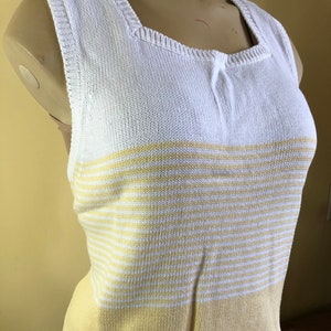 Größe Large Vintage 1980er Jeanne Pierre Ärmelloser Strickpullover Weiß & Gelb Gestreift Square Neck Top