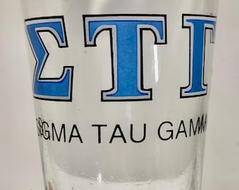 シグマ・タウ・ガンマ友愛会の脚付きビールグラス（ギリシャ文字入り）、中古品