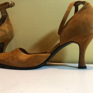 Vintage 1980er Wildleder Impo Visage Größe 7 Kitten Heel geschlossene Zehe Pumps Sandalen Knöchelriemen verstellbar Bild 1