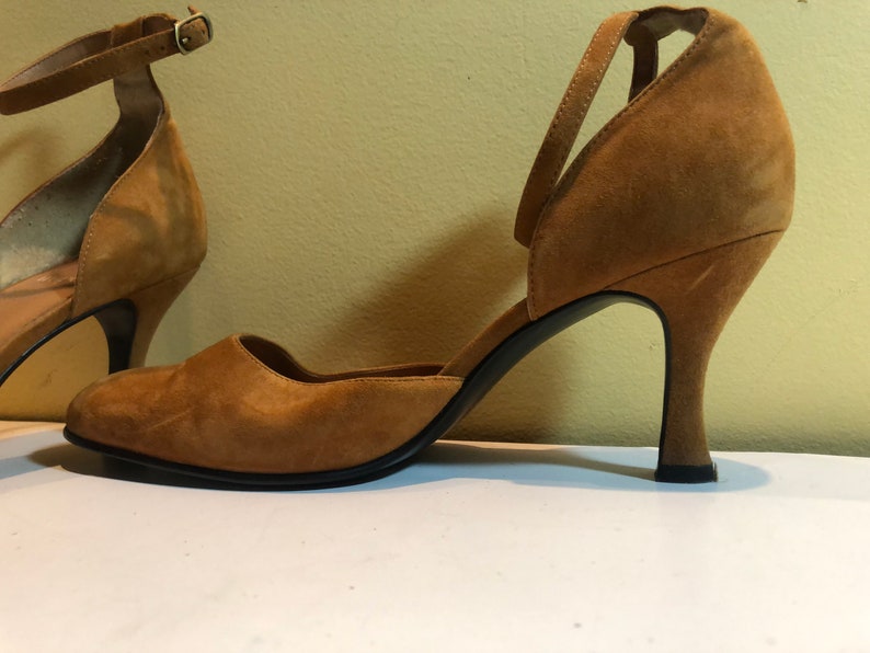 Vintage 1980er Wildleder Impo Visage Größe 7 Kitten Heel geschlossene Zehe Pumps Sandalen Knöchelriemen verstellbar Bild 1