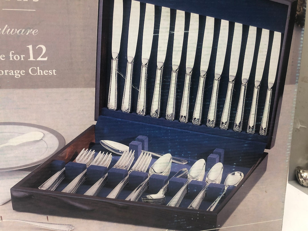 Vintage Wallace Silversmiths 64 Pc Silver Plated Flatware Service for