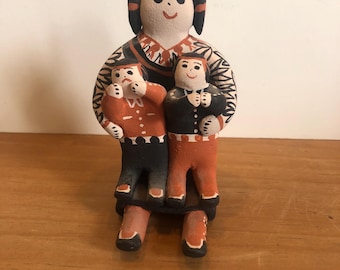 ネイティブアメリカンのメアリー・オ・チャラン作、ニューメキシコの陶芸家によるヴィンテージのコチティ・プエブロ陶器のストーリーテラー人形