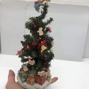 Enesco beleuchteter Weihnachtsbaum mit 2 Batterien und einer idealen Tischdekoration