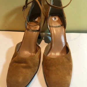 Vintage 1980er Wildleder Impo Visage Größe 7 Kitten Heel geschlossene Zehe Pumps Sandalen Knöchelriemen verstellbar Bild 2