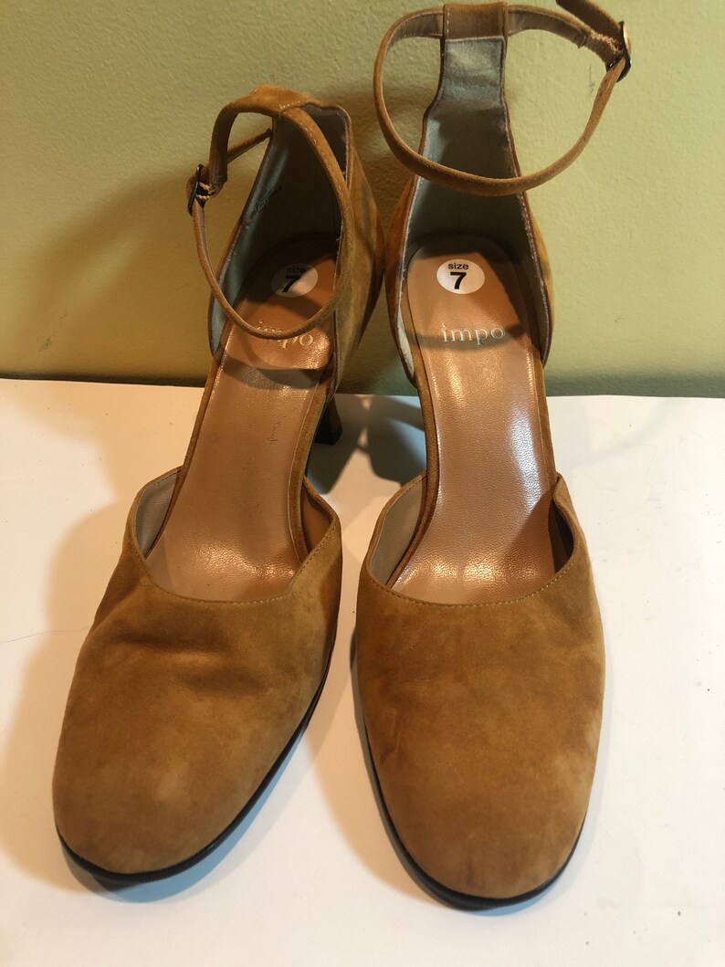 Vintage 1980er Wildleder Impo Visage Größe 7 Kitten Heel geschlossene Zehe Pumps Sandalen Knöchelriemen verstellbar Bild 2