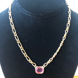 Collana di bigiotteria Napier vintage anni &#39;80 con finta pietra rosa e catena finitura oro 15&quot;.