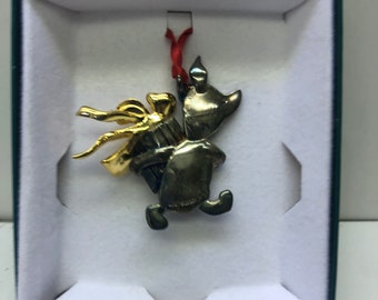 Ferkel mit Geschenk gegossener Weihnachtsschmuck von Lunt Silberschmiede Klassiker Pooh Auslaufkollektion versilbert mit Gold