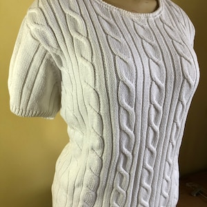 Liz Claiborne Damesmaat Petite Large gebroken witte kabelgebreide trui met korte mouwen Vintage 80&#39;s