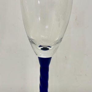 Copa de vino vintage de la hermandad Delta Sigma Theta con tallo retorcido azul cobalto, de segunda mano. imagen 2