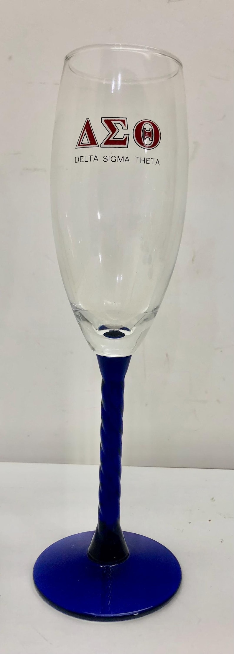 Copa de vino vintage de la hermandad Delta Sigma Theta con tallo retorcido azul cobalto, de segunda mano. imagen 2