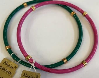 Set vintage anni '80 di 2 bracciali Napier, rosa e verdi, in metallo, colori Alpha Kappa Alpha.