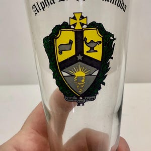Bicchiere da birra con stelo e stemma della confraternita Alpha Kappa Lambda