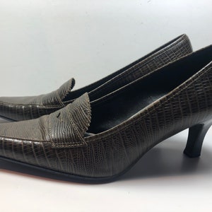 Vintage Size 8.5 Brown Leather Etienne Aigner Labelle High Heeled Loafers Pumps 2.75&quot; Heel In very good condition