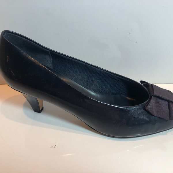 Size 10 Vintage 1970's Navy Blue Leather Pumps with Blue Grosgrain Ribbon Bow 2.25" high heels in time for Christmas Unknown Maker