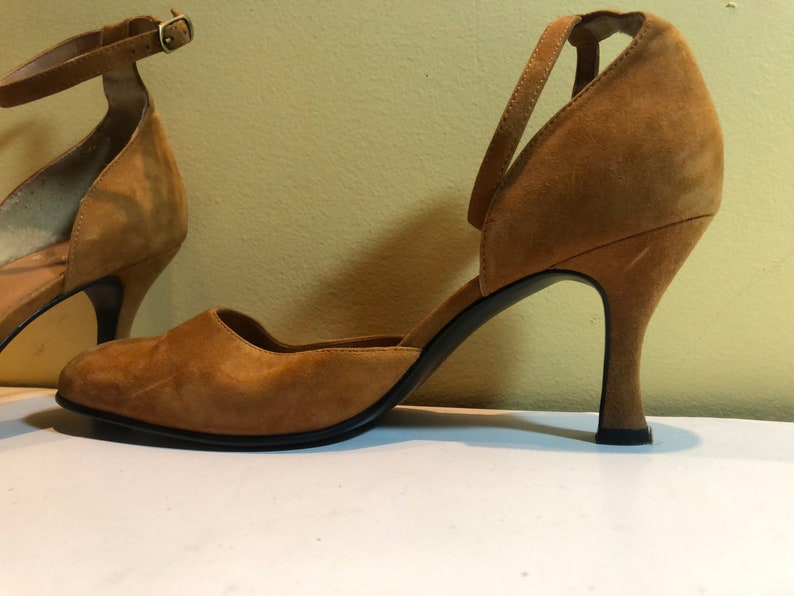 Vintage 1980er Wildleder Impo Visage Größe 7 Kitten Heel geschlossene Zehe Pumps Sandalen Knöchelriemen verstellbar Bild 7