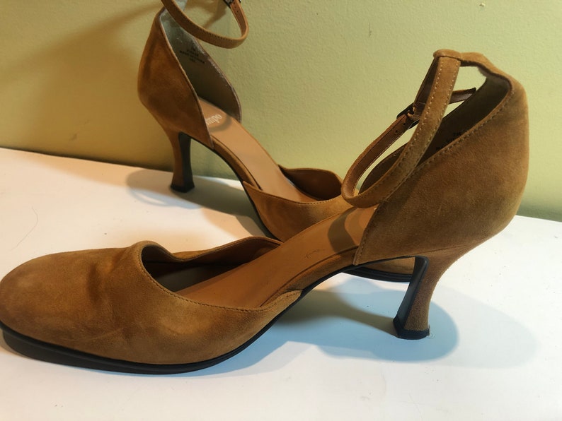 Vintage 1980er Wildleder Impo Visage Größe 7 Kitten Heel geschlossene Zehe Pumps Sandalen Knöchelriemen verstellbar Bild 4