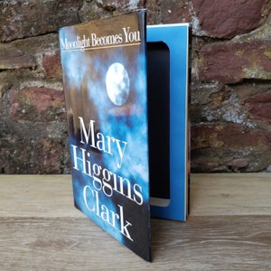 Caja fuerte de libros huecos. Cierre magnético. La luz de la luna se convierte en ti. Mary Higgins Clark.