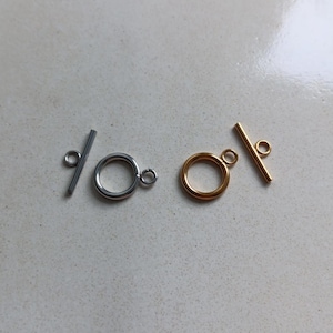 Fecho em T de aço inoxidável 304 de 14 mm – Acabamento dourado (PVD) ou prateado – Vendido em embalagens de 2 ou 10 unidades – Fecho para bijuterias DIY