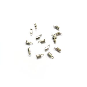 Flache Schnürsenkelclips aus silberfarbenem Edelstahl – für 2 mm starke Schnüre – Packung mit 20 oder 100 Stück