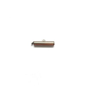 Op de afbeelding: Een kleine, zilverkleurige metalen sluiting met een cilindrisch lichaam en een gebogen lus. De sluiting is ontworpen om twee stukken materiaal te verbinden. Het object staat tegen een effen witte achtergrond.