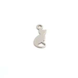 Op de afbeelding: Een kleine, zilverkleurige kattenbedel. De bedel is een silhouet van een zittende kat met een gekrulde staart en een kleine lus aan de bovenkant om aan een ketting of armband te bevestigen. De bedel staat op een witte achtergrond.